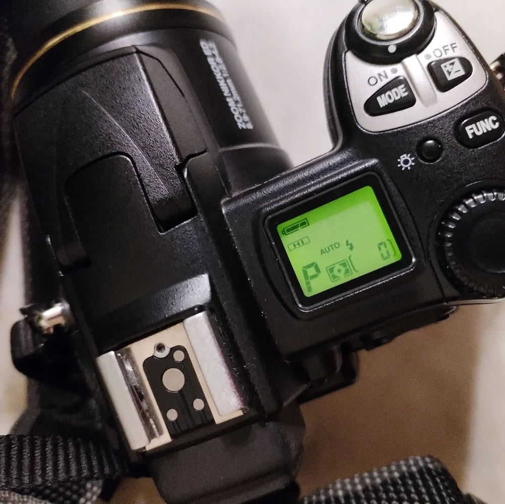 GUC Nikon Coolpix 5700 Point & Shoot Camera 5.0 mp 8×zoom ED